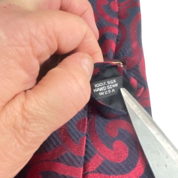Jeffrey Banks 100% Silk Hand-Sewn Tie Red & Navy Swirl Pattern Made In USA - Picture 3 of 4